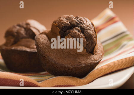 Close-up de deux muffins au chocolat sur une plaque Banque D'Images