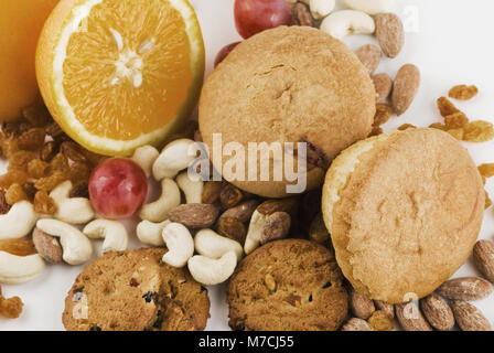 Close-up de noix et de fruits avec les cookies et muffins Banque D'Images