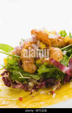 Batter sauté de crevettes servi sur salade Banque D'Images