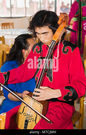 La Chine, la Mongolie intérieure, Xilamuren, un homme jouant du violon horsehead (morin khuur) Banque D'Images