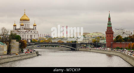 Moscou, Russie - Oct 4, 2016. Vue sur le Kremlin et la digue de la rivière de Moscou Moscou, Russie. Banque D'Images