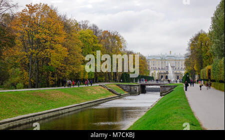 Saint Petersburg, Russie - Oct 9, 2016. Peterhof Palace à Saint-Pétersbourg, en Russie. Le palais est reconnu comme Site du patrimoine mondial de l'UNESCO. Banque D'Images