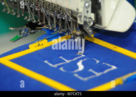 Une broderie machine couture close up sur un tissu d'initiales Banque D'Images