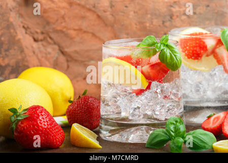 L'été une rafraîchissante limonade. Boire avec du citron, fraises, menthe, basilic et glace. Detox. L'eau minérale. Selective focus Banque D'Images