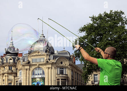 Touriste Polonais faisant des bulles géantes sur la Place de La Comédie pour gagner un peu d'argent. Montpellier. F 34 Banque D'Images