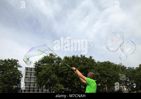 Touriste Polonais faisant des bulles géantes sur la Place de La Comédie pour gagner un peu d'argent. Montpellier. F 34 Banque D'Images