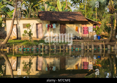 Chambre et réflexions sur un canal encore sur les Backwaters du Kerala, Kumarakom, Kerala, Inde. Banque D'Images