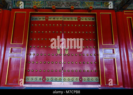 Beau vieux chinois rouge traditionnelle portes de la Cité Interdite (Museum Palace), à Beijing, en Chine. Banque D'Images