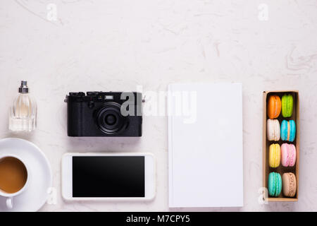 Bureau Bureau femme avec les cosmétiques, tablette numérique, tasse de café et macarons colorés, vue du dessus Banque D'Images