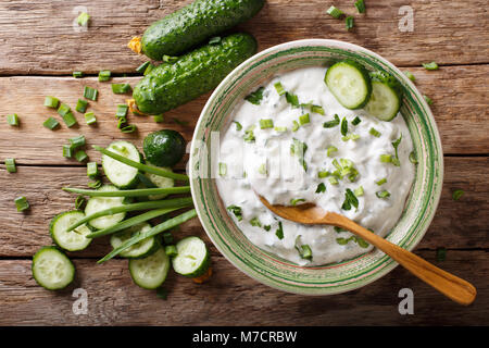 Sauce épicée indienne raita de concombre aux herbes et close-up dans un bol sur la table. haut horizontale Vue de dessus Banque D'Images