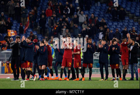 Rome, Italie. 09Th Mar, 2018. S roms salue joueurs fans à la fin de la série un match de football entre les Roms et au stade olympique de Turin. Roma a gagné 3-0. Credit : Riccardo De Luca/Pacific Press/Alamy Live News Banque D'Images