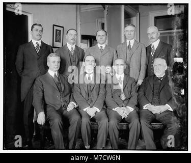 Conseil consultatif sur les surplus de bénéfices, 1er rang, de gauche à droite- l'honorable C. Hull, Daniel C. Roper, T.S. Adams ; 2e rangée- E.T. Meredith, Wallace D. Simmimns, Stuart W. Crammer, J.E. Sterrett, S.R. LOC.13749 Beetra hec Banque D'Images