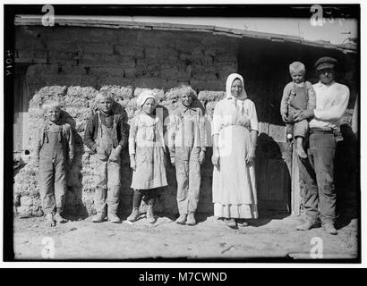 Famille de Fred Karb et leur cabane de boue - travailleurs betterave près de Sterling, Colorado) Ils travaillent tous entre 5 et 30 h à 13 h 7-00 avec environ une heure pour le déjeuner. Les 6 et 8 ans ans tirez et pile, -10 LOC CLB.05583 Banque D'Images