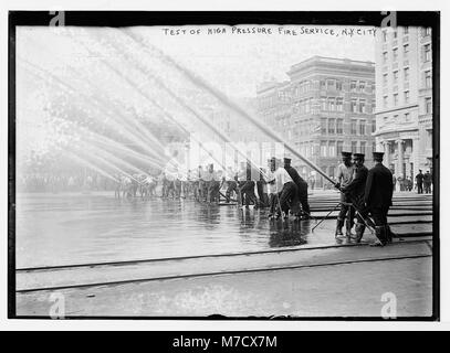 Fireman testing flexibles haute pression, New York RCAC2014681991 Banque D'Images