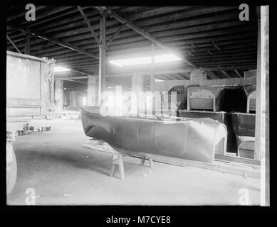 L'atelier de carrosserie de Frank carter est représenté, offrant un aperçu de la culture automobile et de l'artisanat du début du XXe siècle aux États-Unis Banque D'Images