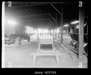 Cette photographie montre l'atelier de carrosserie de Frank carter, capturant les opérations commerciales de réparation automobile du début du XXe siècle. L'image reflète l'essor de l'industrie automobile en Amérique pendant cette période. Banque D'Images