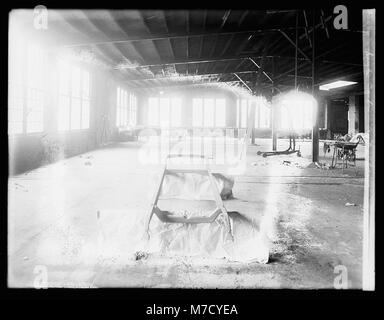 L'atelier de carrosserie de Frank carter est représenté sur cette image. La photographie capture un moment de développement précoce de l'industrie automobile, mettant en vedette un atelier impliqué dans la carrosserie et les réparations de voitures. Banque D'Images