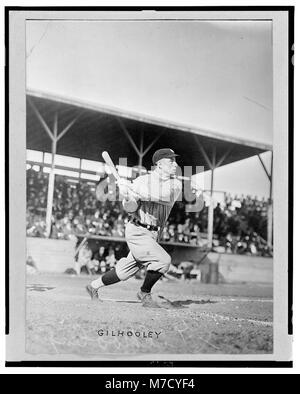 Frank Gilhooley, joueur de baseball avec les Yankees de New York, des balançoires son bat à plate RCAC2004666456 Banque D'Images