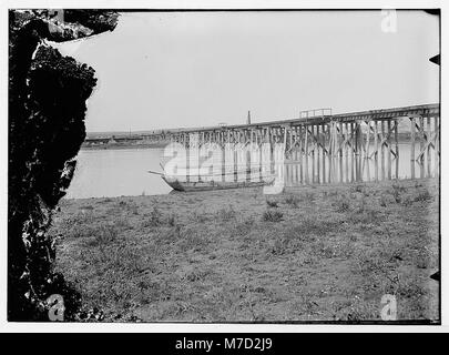 190, chemin de fer de Bagdad allemand . Pont de chemin de fer en bois au-dessus de l'Euphrate avec une partie de train à la LOC.04668 matpc gauche Banque D'Images