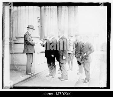 Une photographie montrant Gillette recevant un soutien annuel des Boy Scouts le 1er avril 1920. Cette image illustre la relation entre Gillette et les Scouts durant cette période. Banque D'Images