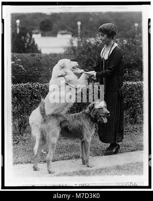 Grace Coolidge avec deux chiens, en maintenant les pattes avant d'un RCAC2002712391 Banque D'Images