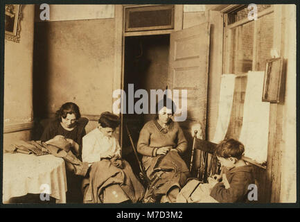 Philomena Grande, qui travaille au 218 Thompson Street à New York, fabrique et finit des manteaux. Ses enfants Jennie, 13 ans, et Edmond, 9 ans, travaillent également de longues heures et ont peu de temps libre. Banque D'Images