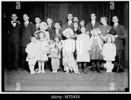 Groupe d'enfants agissant dans le majestueux Théâtre sur soirée d'amateurs. Les enfants sont amateurs (présumés), les plus âgés sont pour la plupart des amateurs, avec quelques professionnels. (Pour plus de détails, voir LOC CLB.05497 Banque D'Images