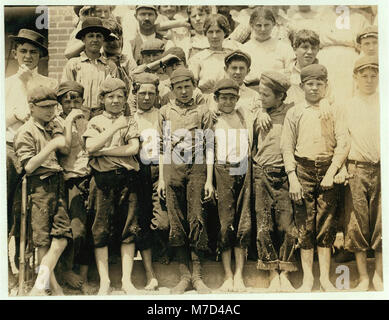 Groupe de travailleurs en usine de Moritas, Columbus, GA n'a pas pu obtenir le plus jeune. Je suis passé par l'usine le matin et j'ai vu de très jeunes travailleurs, et un certain nombre de petit dîner toters qui LOC CLB.02826 Banque D'Images