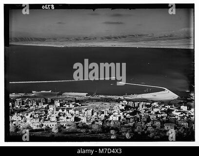 Une vue panoramique de Haïfa, Israël, regardant de l'autre côté de la baie du Mont Carmel. L'image met en évidence le port et la ville d'Acre en arrière-plan, mettant en valeur les caractéristiques géographiques et architecturales de la région. Banque D'Images