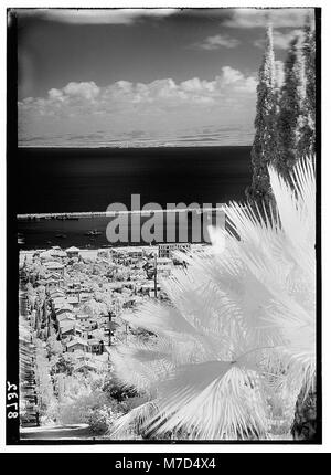 Une vue panoramique de Haïfa depuis le Mont Carmel, montrant le port et la ville d'Acre au loin. Cette image souligne l'importance géographique et historique de la région. Banque D'Images