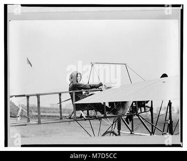 Harriet Quimby dans le cockpit d'avion RCAC2001704112 Banque D'Images