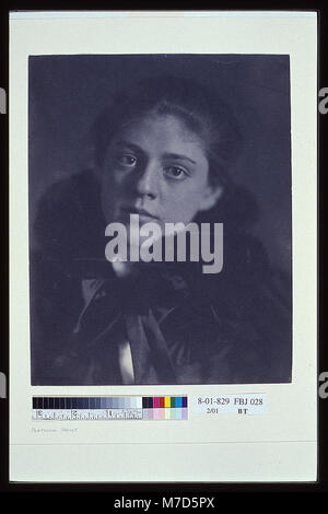 Un portrait de l'actrice Ethel Barrymore, la présentant comme une figure éminente de l'industrie du divertissement avec une forte présence et une expression distinguée. Banque D'Images