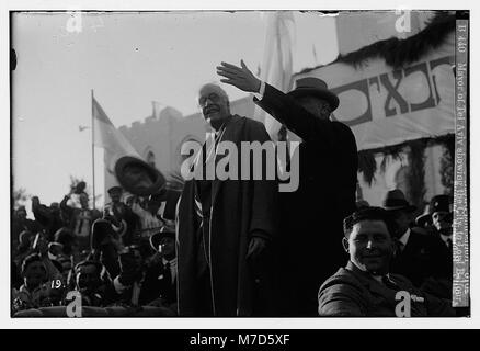 Cette photographie représente la visite de Lord Balfour à l'Université hébraïque, avec le maire de tel Aviv lui montrant la ville. La visite met en évidence les liens historiques entre les responsables britanniques et la communauté juive au début du XXe siècle. Banque D'Images