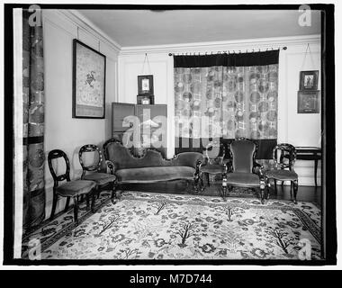 Cette image représente un intérieur de salon du milieu du XXe siècle, mettant en valeur des meubles typiques de l'époque. Le design reflète les tendances populaires dans la décoration intérieure et le passage à des espaces de vie plus modernes et fonctionnels. Banque D'Images