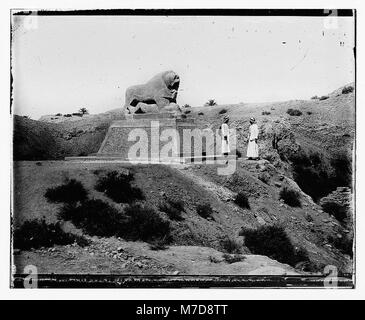 L'Iraq. Babylone, basalte lion avec des chiffres LOC.07380 matpc Banque D'Images