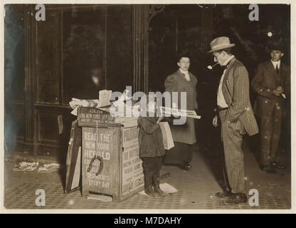 Jerald Schaitberger de 416 W 57th St. N.Y. qui aide un garçon plus âgé vente papiers jusqu'à 22 h sur Columbus Circle. 7 ans. 9-30 heures, 8 octobre 1910. LOC CPH.3A01149 Banque D'Images