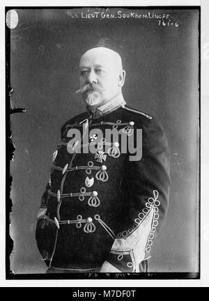 Portrait officiel du lieutenant-général Soukhomlinoff, vêtu de son uniforme militaire. La photographie souligne son rang et son rôle au sein de l'armée russe. Banque D'Images