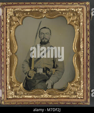 Le Lieutenant William Bowen Gallaher de Co., 1e régiment de cavalerie de Virginie en uniforme et la ceinture de l'état de Virginie, la plaque avec revolver et l'épée de cavalerie RCAC2012648953 Banque D'Images