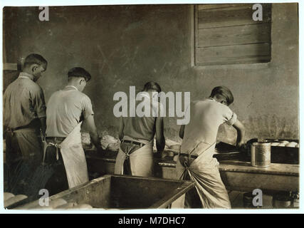 Cette image représente des élèves de l'école de formation Pauls Valley, apprenant à faire du pain dans le cadre de leur formation professionnelle. L'école offrait un enseignement des compétences pratiques pour préparer les étudiants à un emploi futur. Banque D'Images