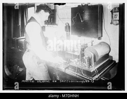 Une photographie montrant l'opérateur Marconi à bord du navire 'Deutschland' utilisant des instruments de communication, soulignant le rôle de la technologie sans fil dans la communication maritime. Banque D'Images
