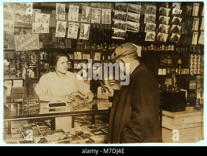 Mary Creed, 14 ans, vend des cigares dans le magasin MRS Breslin au 817 Harrison Avenue. Documenté par la Bibliothèque du Congrès. Banque D'Images