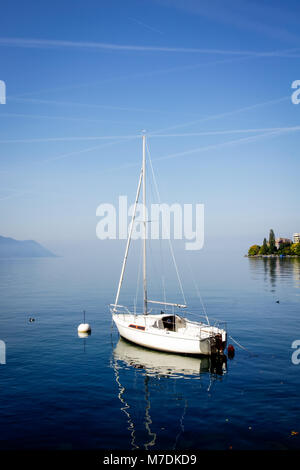 Un bateau blanc sur le Lac Bleu Banque D'Images