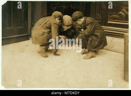 Les garçons de penny sur le tangage, rue Main, dans l'après-midi. L'un a dit qu'il balaie. L'un dit : "J'étais workin' mais que c'est parce que j'en conserve n'a pas été assez rapide." L'autre était "jest hangin' autour.' LOC CPH.3b33406 Banque D'Images