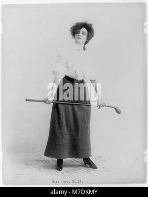 Une photographie de Miss Doro, probablement un portrait ou une figure d'une collection historique, numérotée comme non. 13. L'image fait partie d'une série plus vaste de portraits ou d'études de personnages datant du début du XXe siècle. Banque D'Images