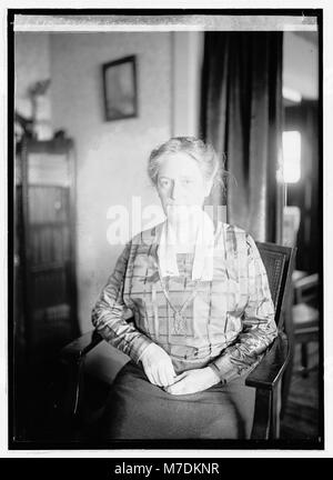 Portrait formel de Miss Emma Jacobs, offrant un aperçu de la mode et de la photographie de portrait du début du XXe siècle. Banque D'Images