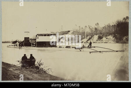 Moniteur dans la portée de Trent, James River, Va. montrant torpedo finder à Bow. Butlers "Crow's Nest" et la batterie sur la berge sud du fleuve RCAC2013646198 Banque D'Images