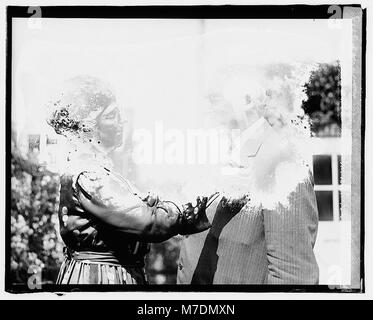 M.R. et M.R. Warren G. Harding, le 29e président des États-Unis, sont représentés ensemble dans cette photographie historique. Leur image capture un moment de la politique américaine et de la vie publique du début du XXe siècle. Banque D'Images