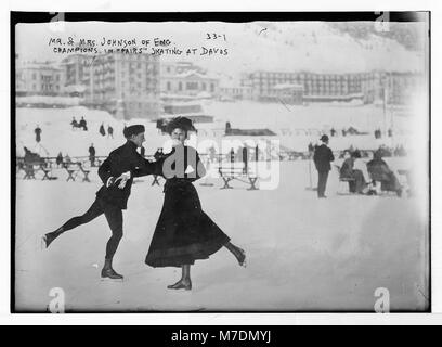 Mr. et Mrs. Johnson, un couple britannique, sont photographiés comme les champions du patinage artistique en couple lors d'une compétition à Davos, en Suisse. Cette image met en valeur leur habileté et leur succès dans le sport pendant l'événement. Banque D'Images