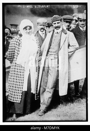 Une photographie de Mr. et Mrs. L. Bleriot entourés d’une foule, célébrant probablement les réalisations de Louis Bleriot dans l’aviation. Banque D'Images