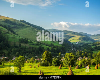 Campagne lumineuse autour d'une ferme dans la lumière du matin. Jour pittoresque et magnifique scène. Emplacement Placez Carpathian, l'Ukraine, l'Europe. Banque D'Images